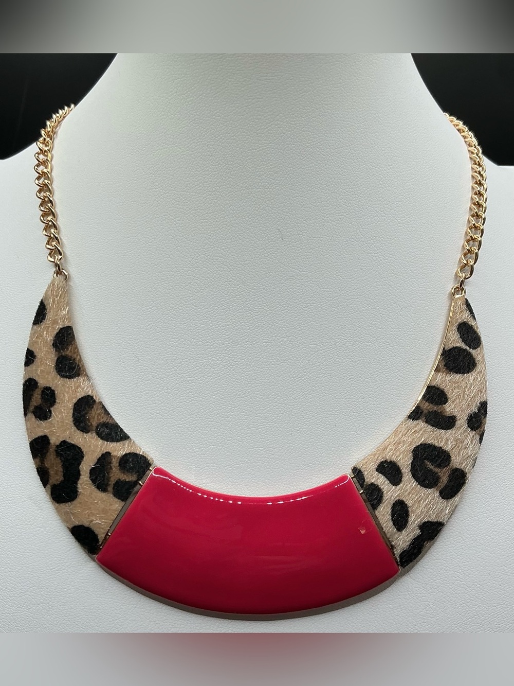 NEW YORK & COMPANY GOLD TONE ANIMAL PRINT AND FUCHSIA CHUNKY NECKLACE NWT